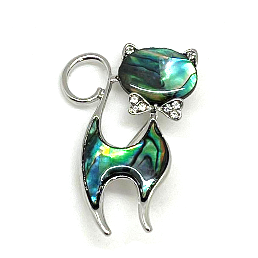 картинка BR0500 Брошь-подвеска  "Котик с бантиком" с перламутром (Гелиотис)   от магазина El Corazon