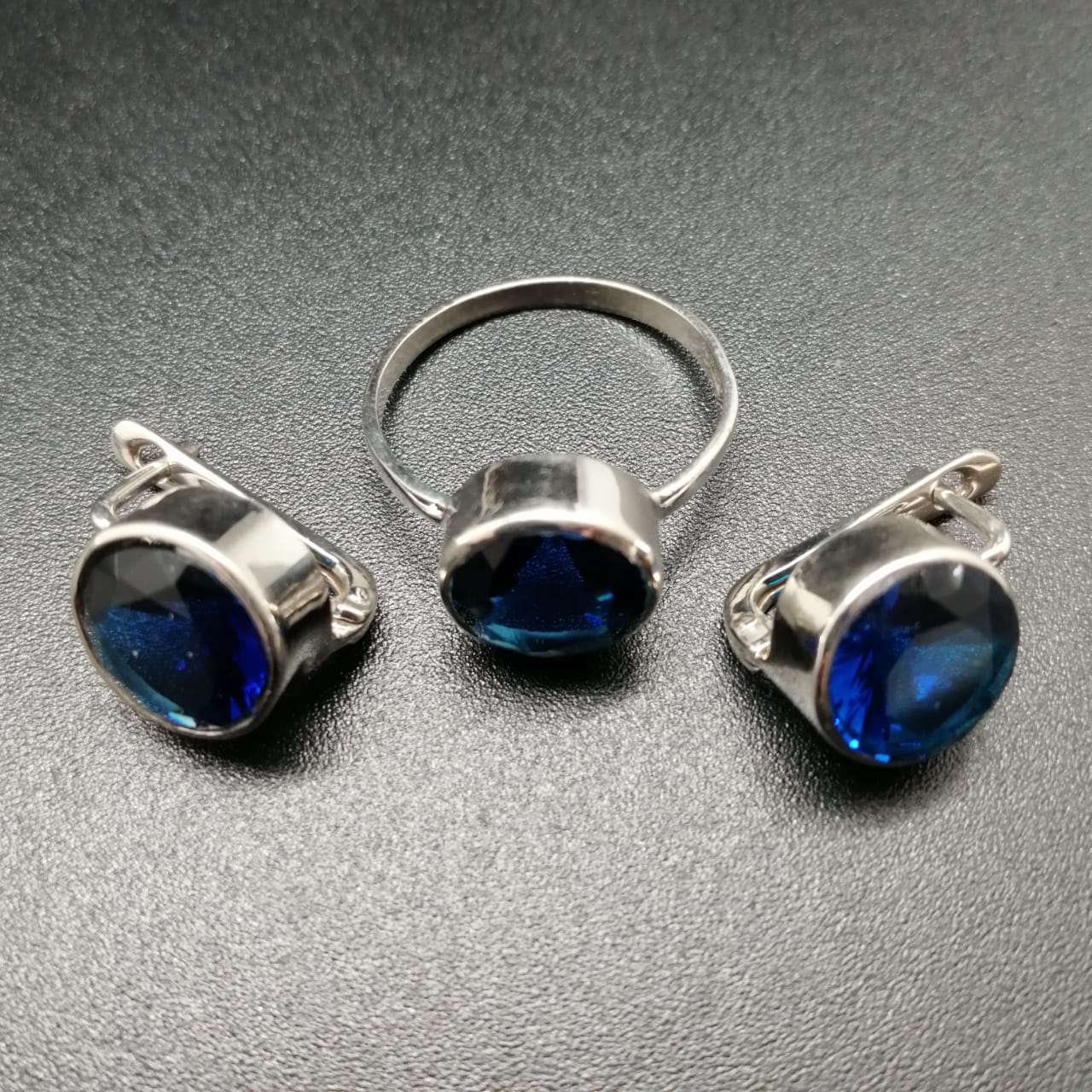 картинка Комплект серьги и кольцо из серебра и синей Шпинели 02 от магазина El Corazon