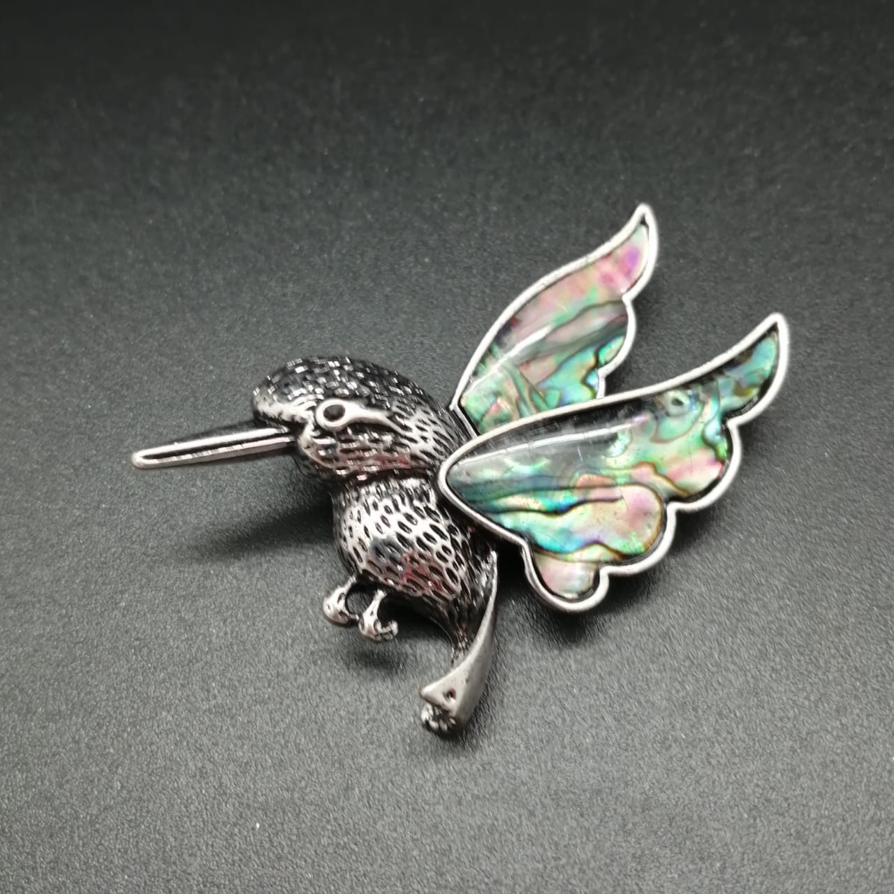 картинка BR0448 Брошь - подвеска "Колибри" из Перламутра (Гелиотис) от магазина El Corazon