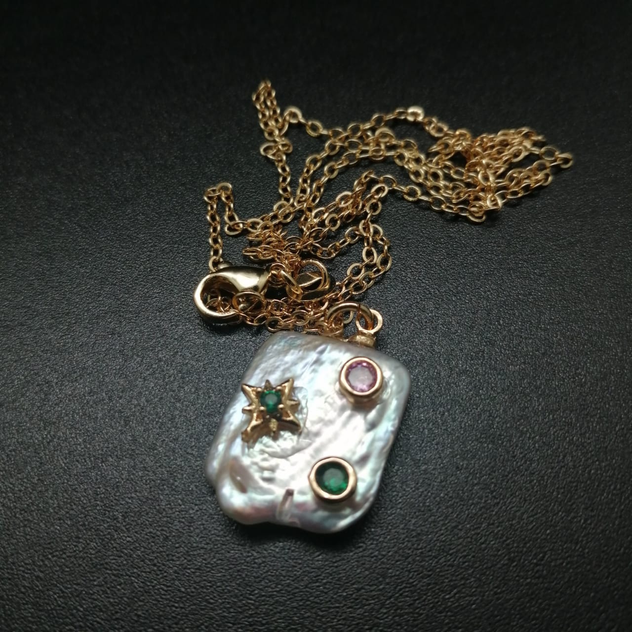 картинка Кулон на цепочке 08 из жемчуга, камня цирконий и ювелирного металла от магазина El Corazon