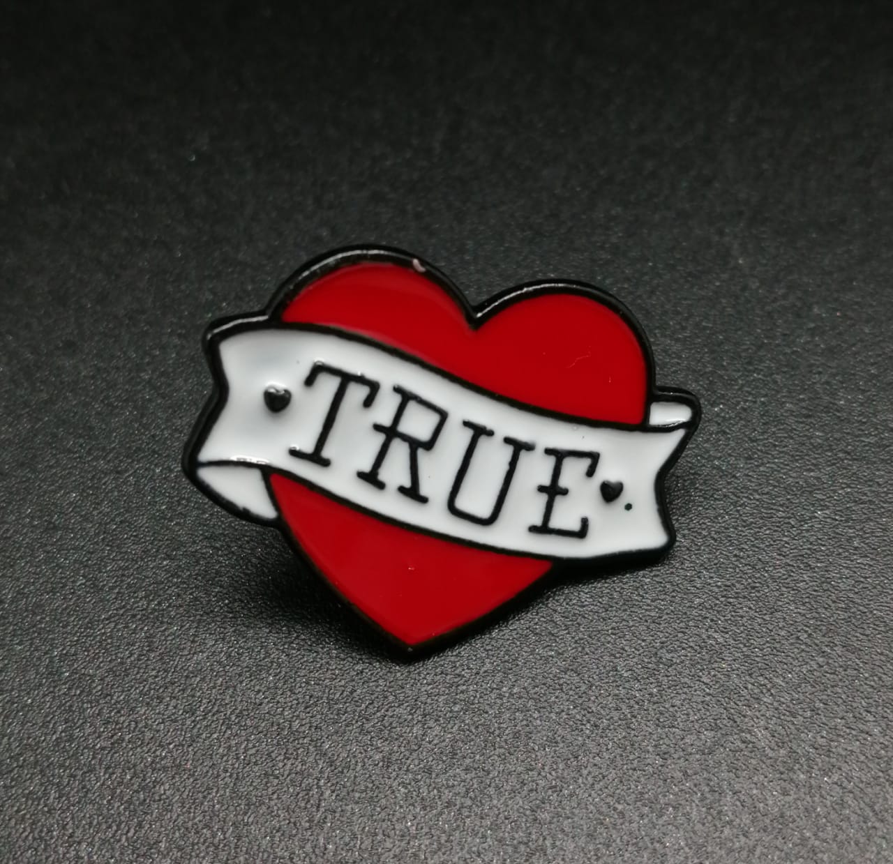 картинка Значок-пин Сердце с надписью "True" Pin17 от магазина El Corazon