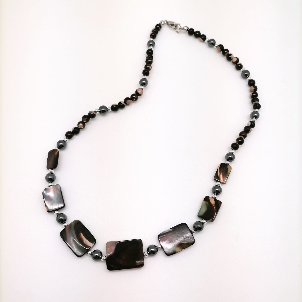 картинка Ожерелье 46 см из бусин Яшмы, Гематита и пластин Перламутра от магазина El Corazon
