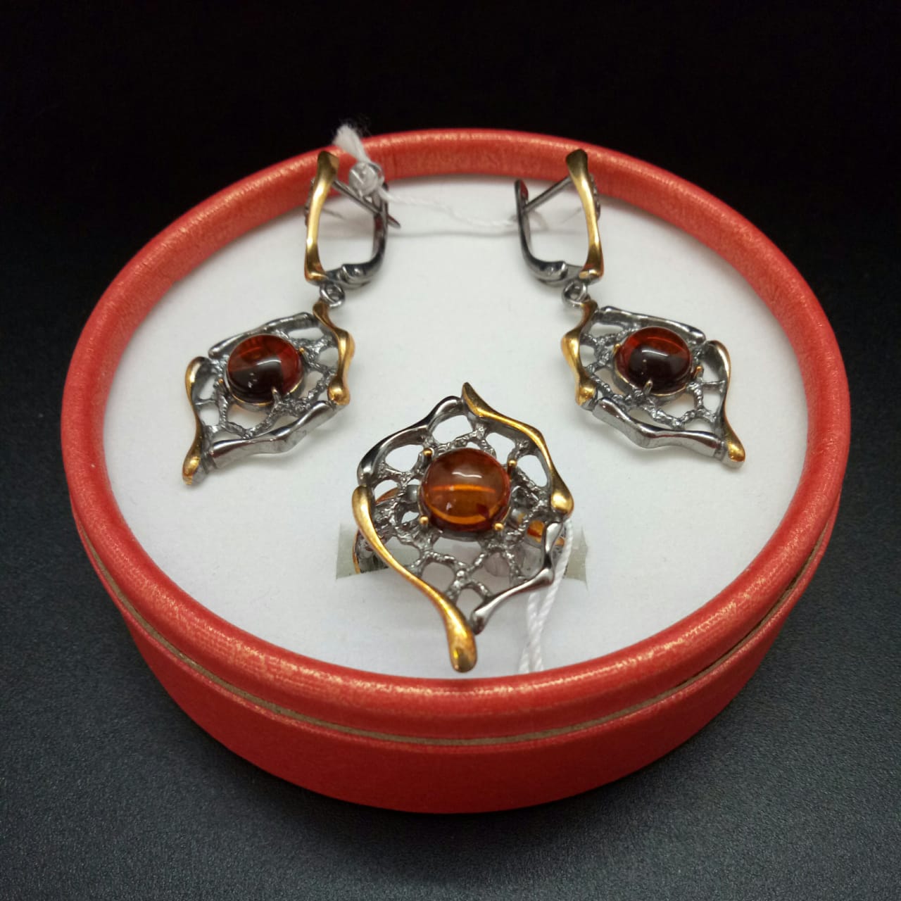 картинка Комплект серьги и кольцо Капельки росы из серебра и янтаря от магазина El Corazon
