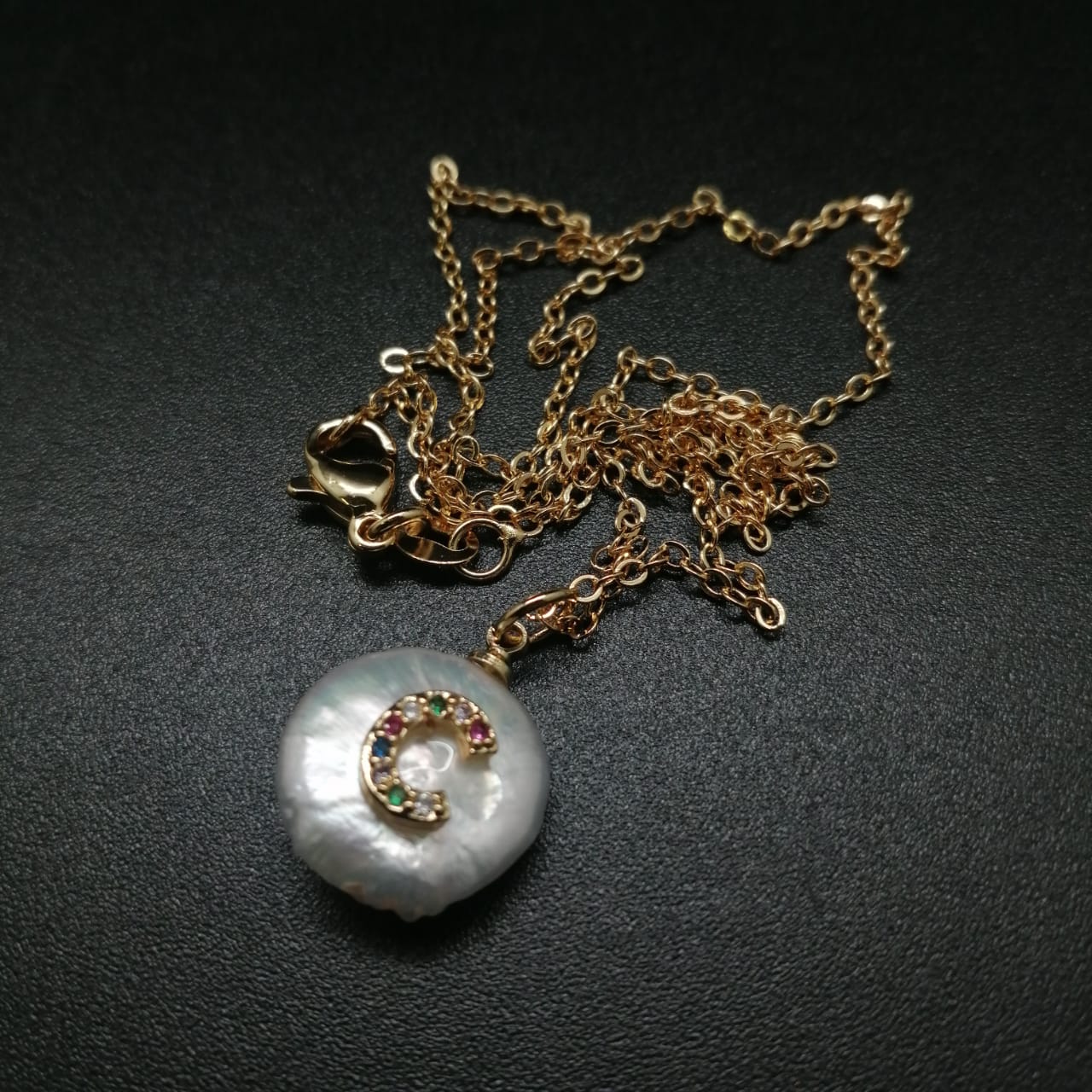 картинка Кулон на цепочке из жемчуга, камня цирконий и ювелирного металла, C от магазина El Corazon
