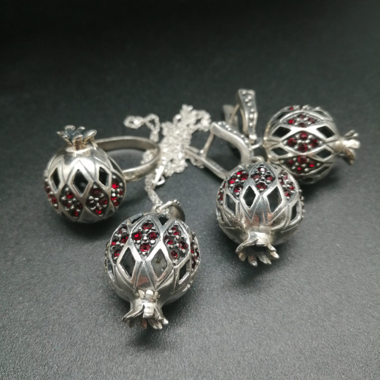 картинка Комплект кольцо, серьги и подвеска 2,3 см на цепочке 44 см из серебра и Граната от магазина El Corazon