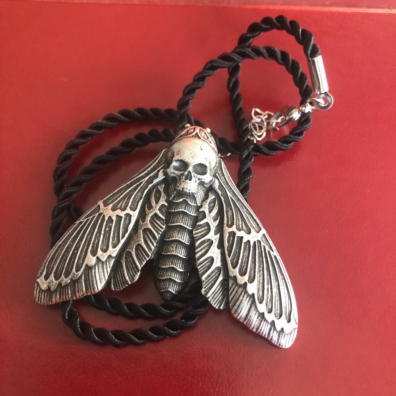 картинка Подвеска Мотылек с опущенными крыльями и черепом на шнуре  от магазина El Corazon