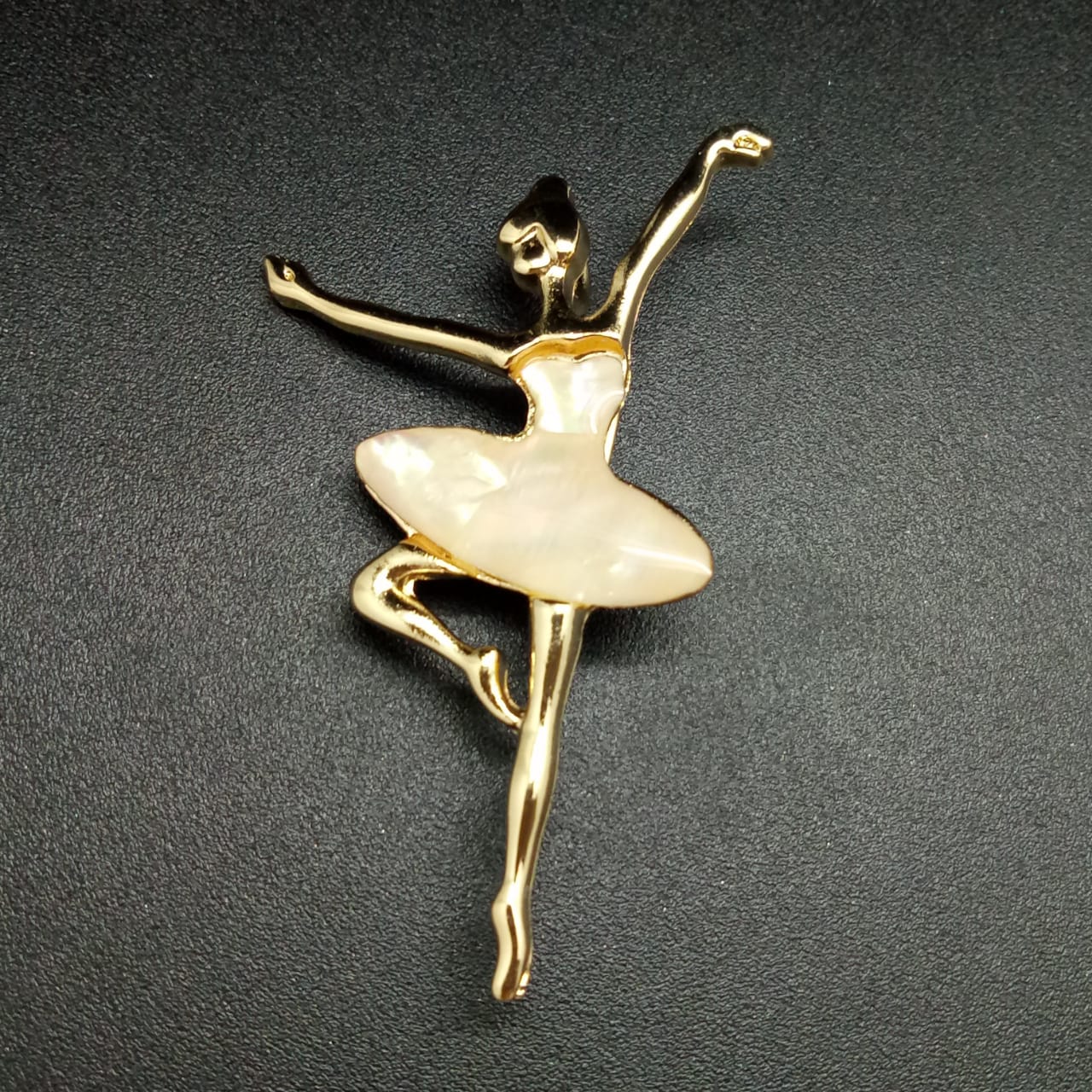 картинка Брошь Танцующая балерина от магазина El Corazon