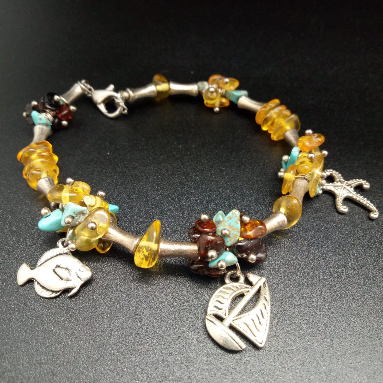картинка Браслет d 7,2 см, из янтаря, бирюзы и ювелирного металла 02 bracelet-165 от магазина El Corazon