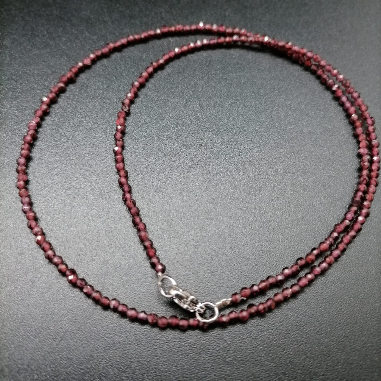 картинка Ожерелье - нитка 45 см из камня Гранат ШП400-42 от магазина El Corazon