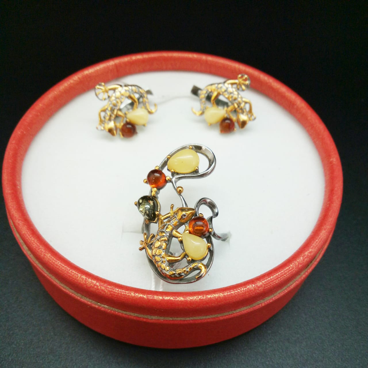 картинка Комплект серьги и кольцо Саламандра из серебра и янтаря от магазина El Corazon