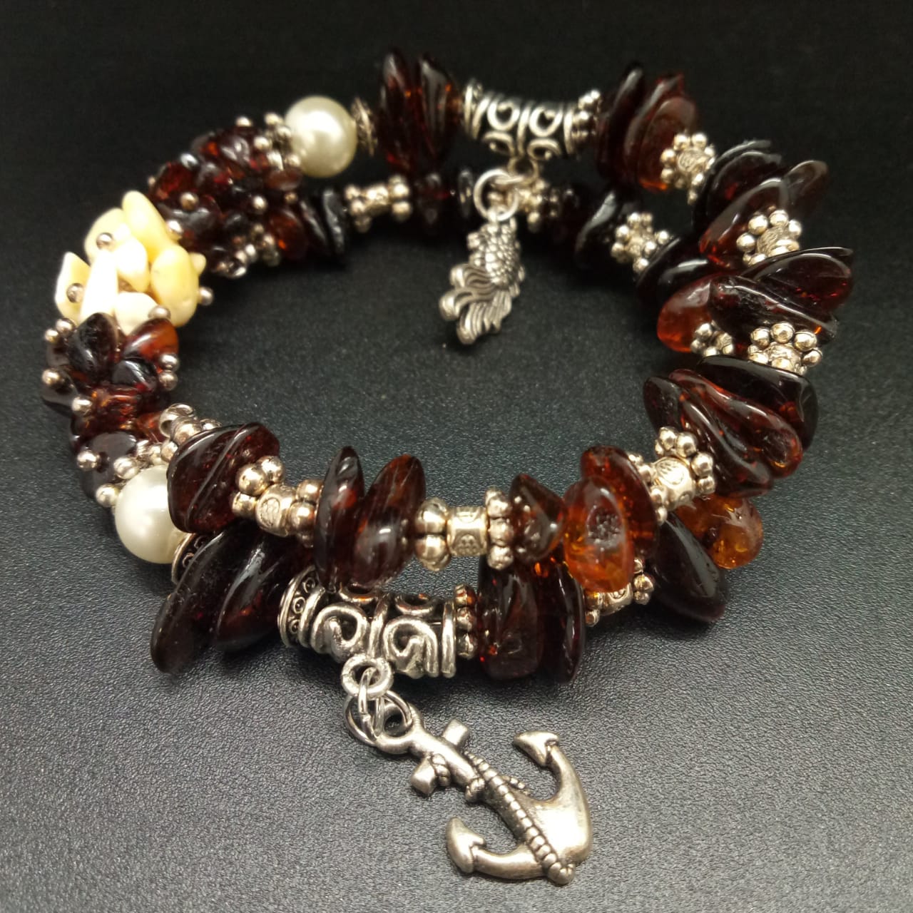 картинка Браслет из янтаря, ювелирного металла и шармов 06 bracelet-142 от магазина El Corazon