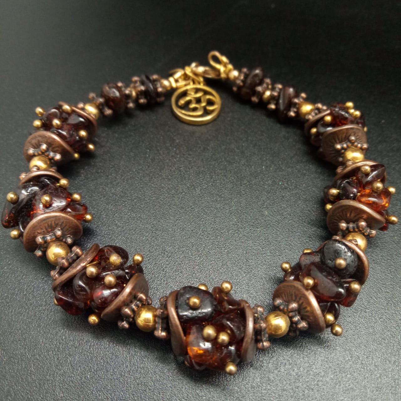 картинка Браслет d 7 см, из янтаря и ювелирного металла 08 bracelet-168 от магазина El Corazon