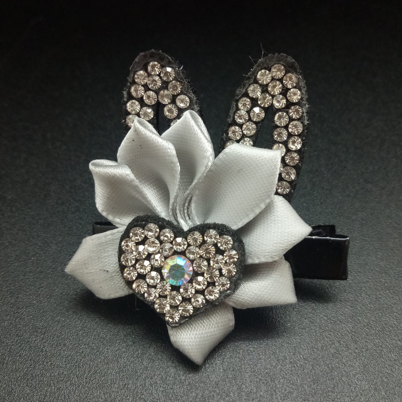 картинка Заколка серый Цветок с ушами и сердцем в стразах от магазина El Corazon