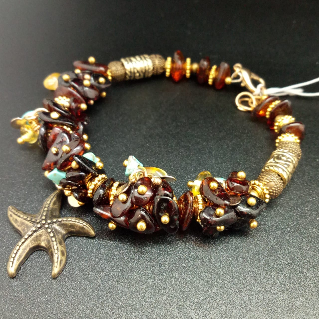 картинка Браслет из янтаря, бирюзы, ювелирного металла и шармов 02 bracelet-137 от магазина El Corazon