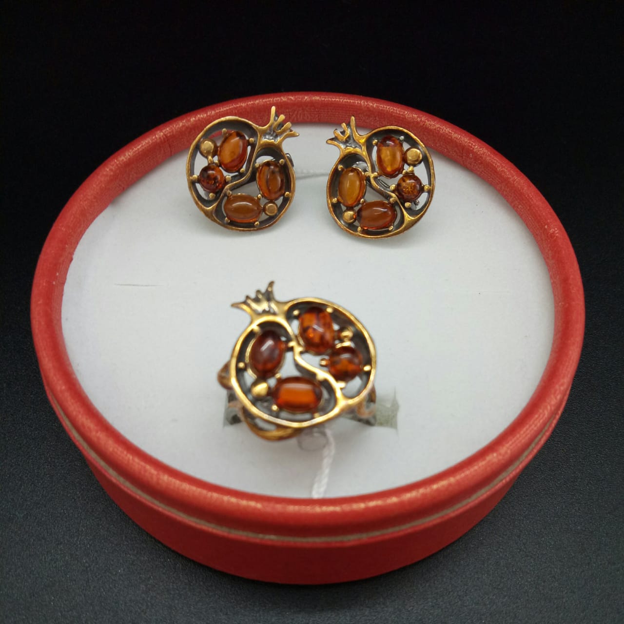 картинка Комплект серьги и кольцо Гранат из серебра и янтаря от магазина El Corazon